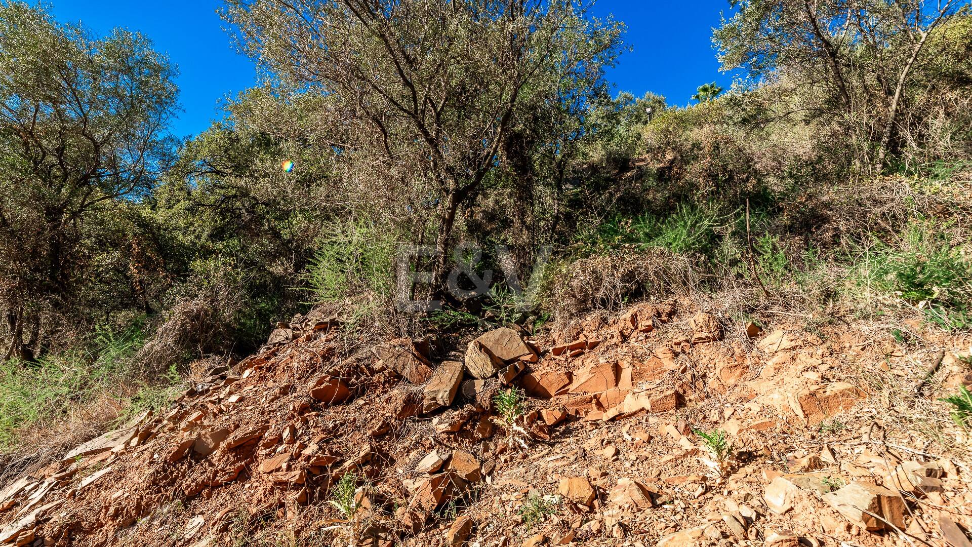 Amplia parcela en Los Monteros Altos con vistas panorámicas