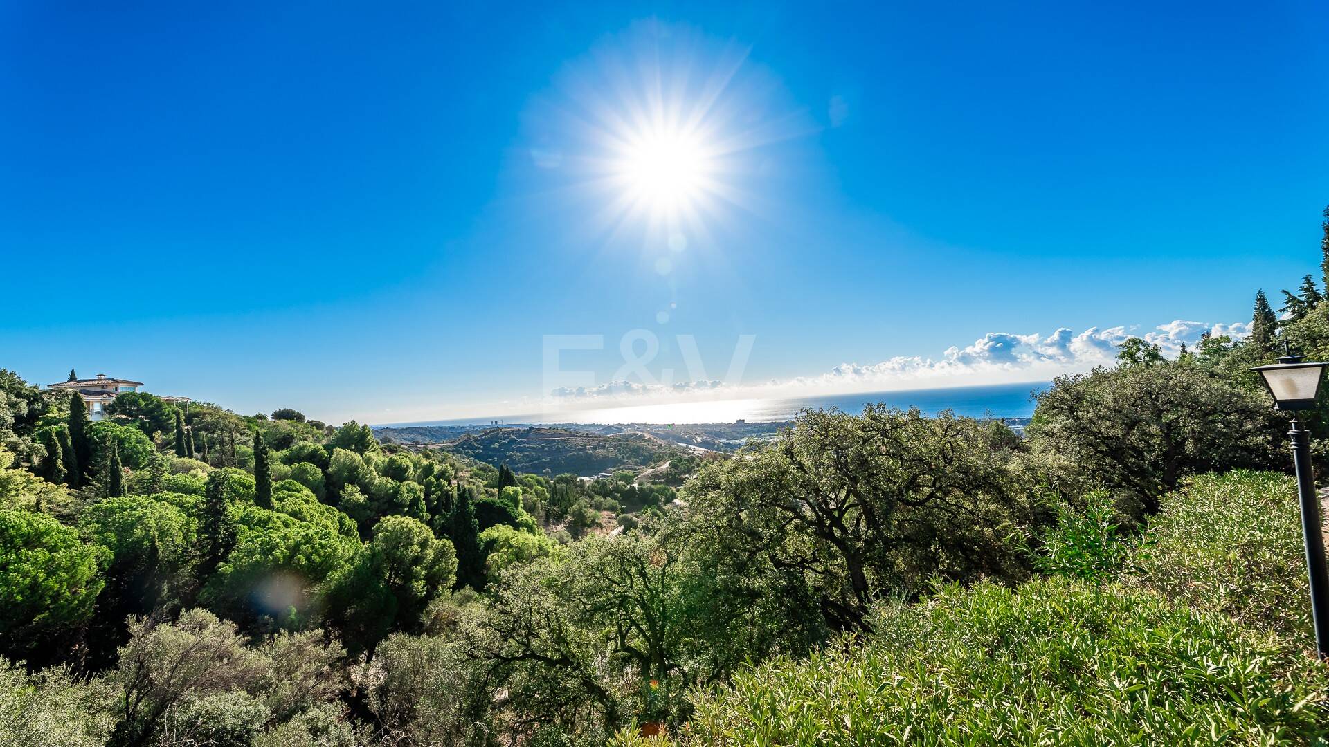 Amplia parcela en Los Monteros Altos con vistas panorámicas