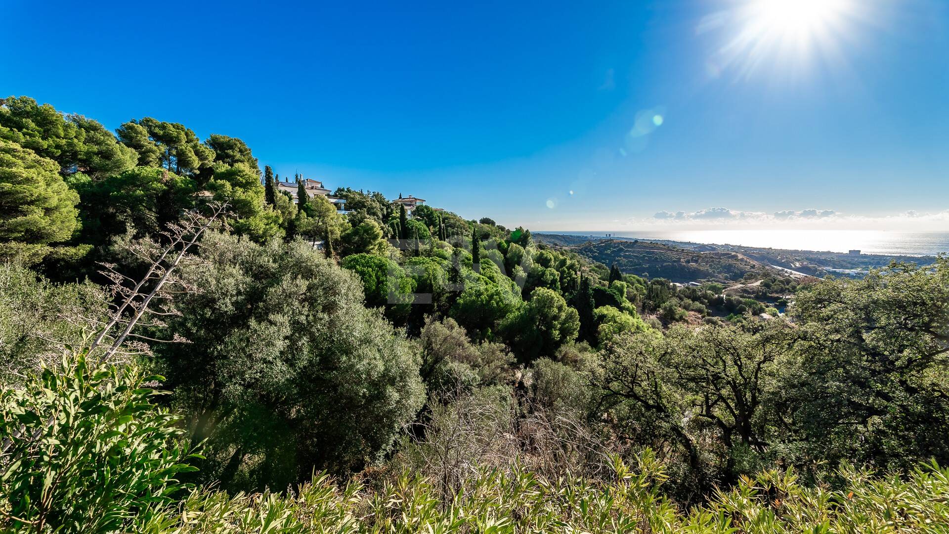 Amplia parcela en Los Monteros Altos con vistas panorámicas