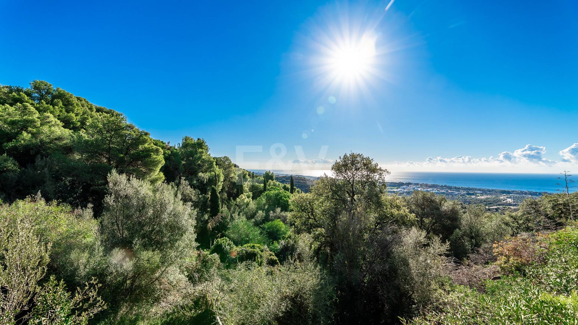 Amplia parcela en Los Monteros Altos con vistas panorámicas