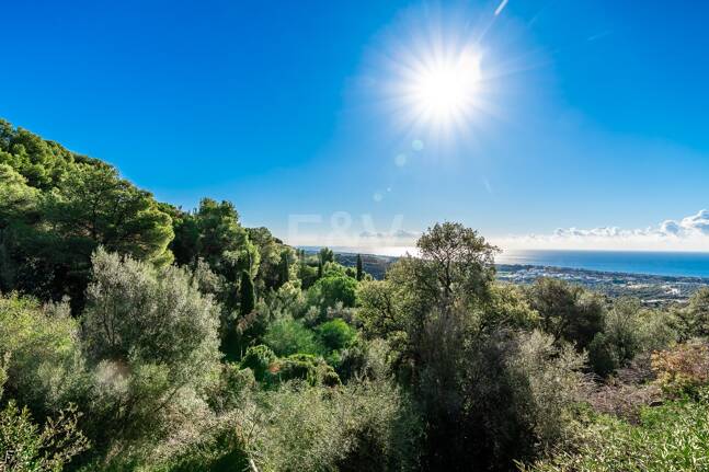 Großzügiges Grundstück in Los Monteros Altos mit Panoramablick