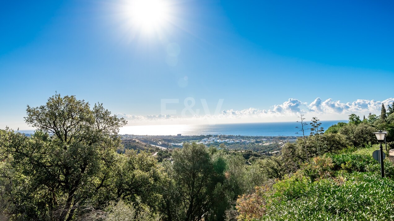 Amplia parcela en Los Monteros Altos con vistas panorámicas