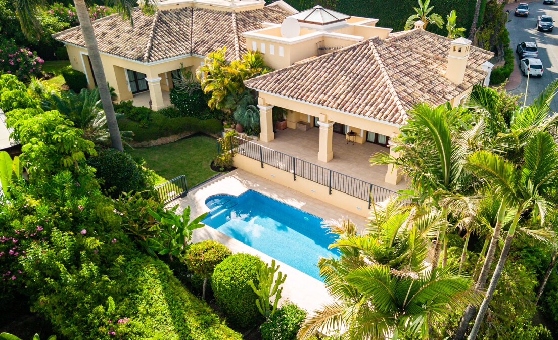 Villa de style classique à Nueva Andalucia, au coeur de la vallée du Golf