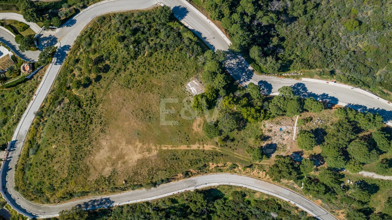 Prime Monte Mayor plot for six villas with unobstructed views