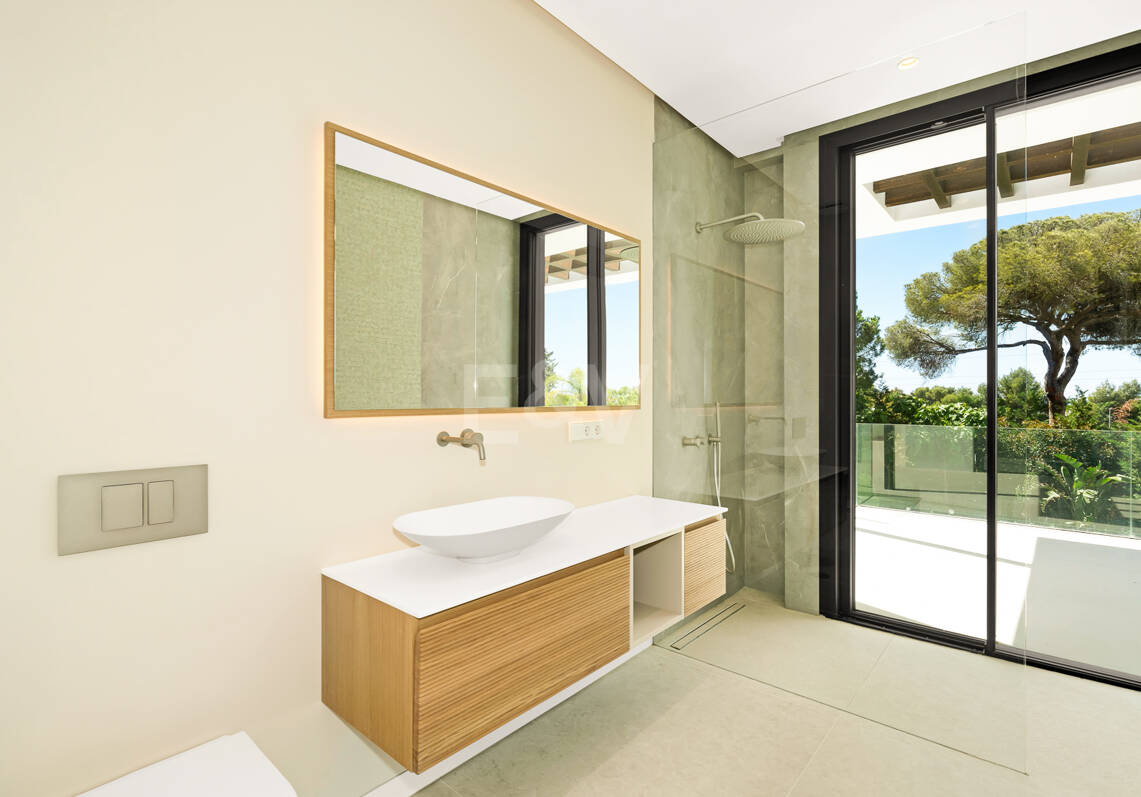 Villa de luxe nouvellement construite avec des équipements de spa à Nagüeles offrant une valeur exceptionnelle