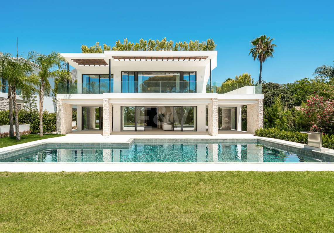 Villa de luxe nouvellement construite avec des équipements de spa à Nagüeles offrant une valeur exceptionnelle