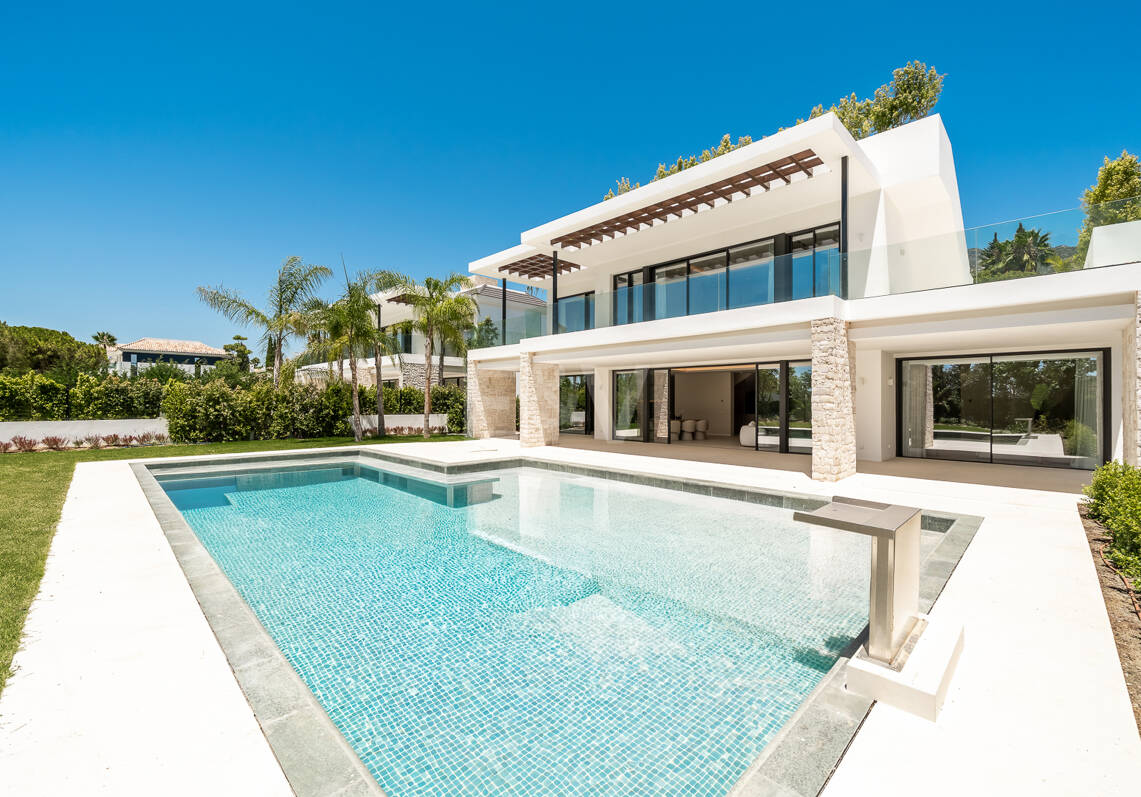 Villa de luxe nouvellement construite avec des équipements de spa à Nagüeles offrant une valeur exceptionnelle
