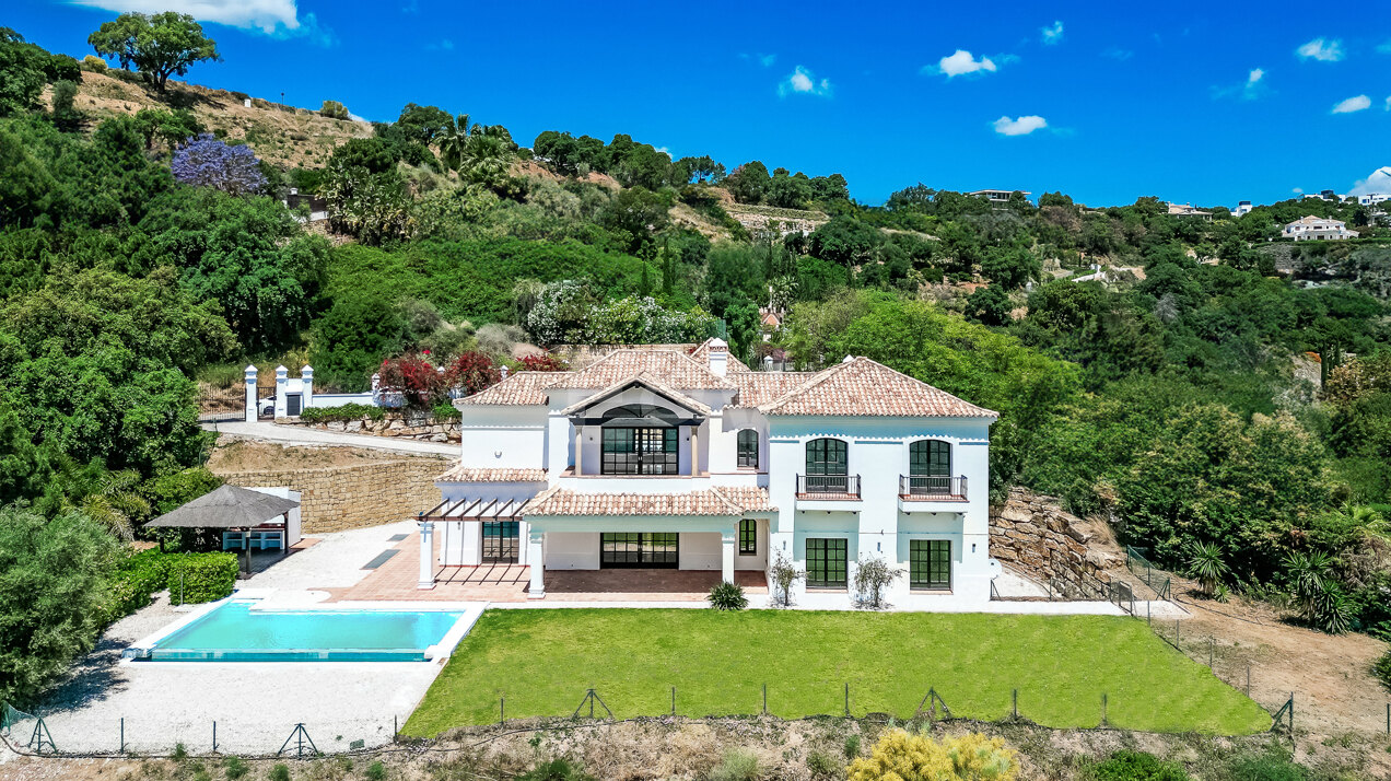 Majestuosa Villa Andaluza en Monte Mayor con Vistas Panorámicas