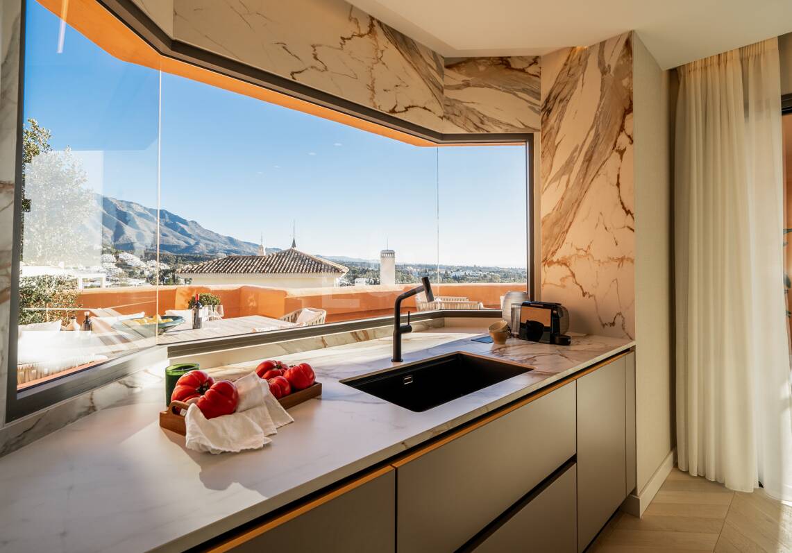 Exquisite 4-bedroom penthouse in La Cerquilla set in luxury complex