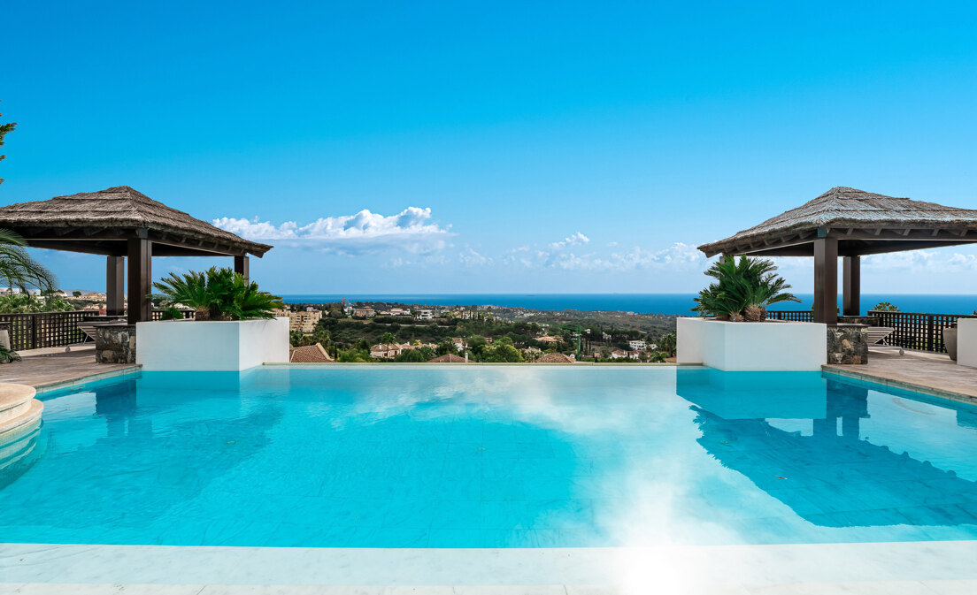 Zeitgenössische Villa mit Panoramablick in Los Flamingos Golf