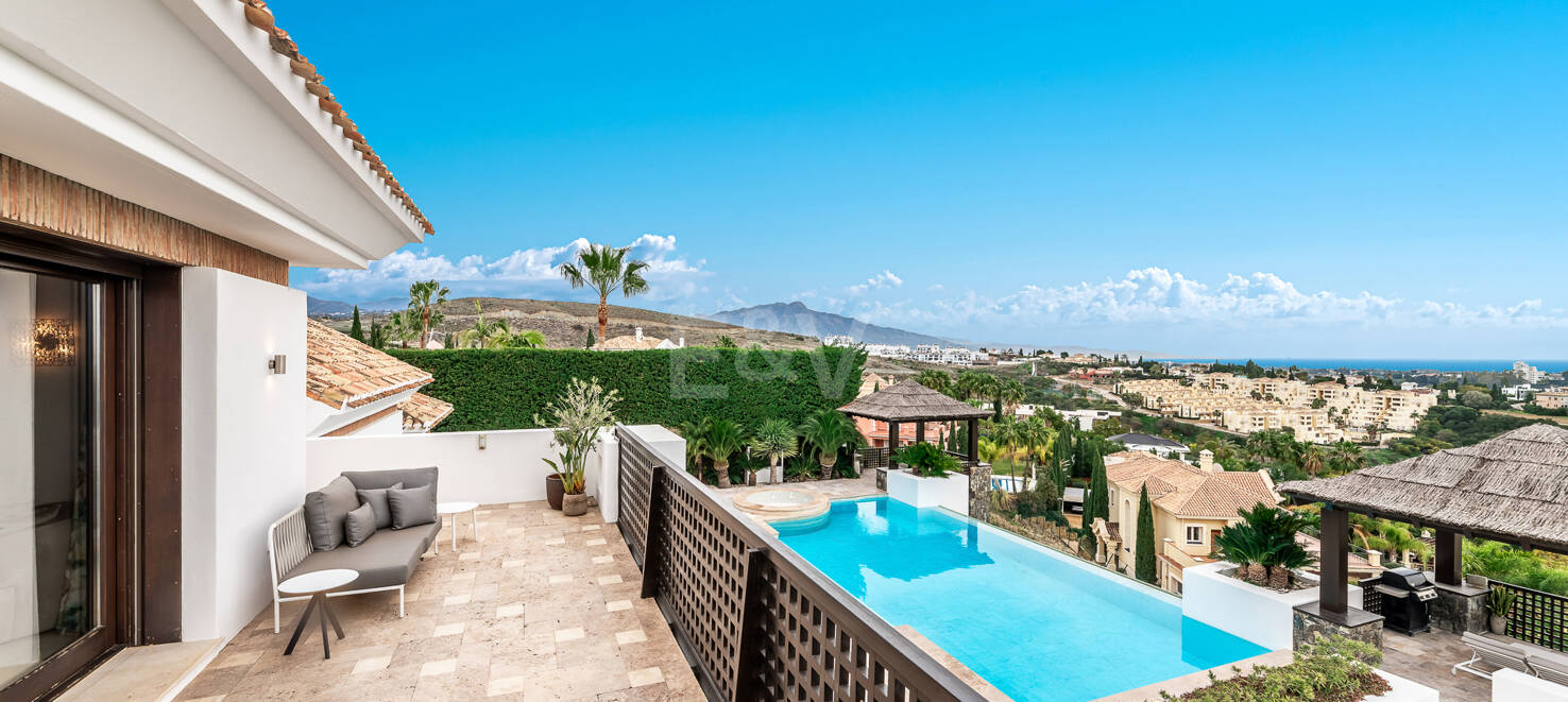 Samtida Villa med panoramautsikt i Los Flamingos Golf