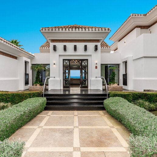 Contemporary Villa with Panoramic Views in Los Flamingos Golf