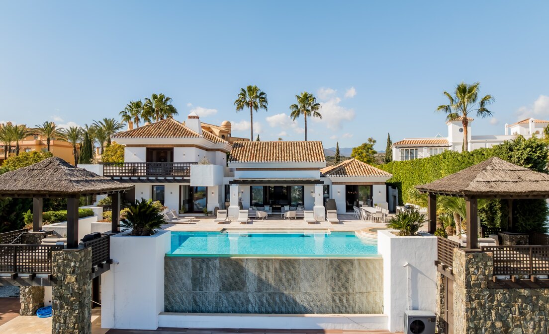 Contemporary Villa with Panoramic Views in Los Flamingos Golf