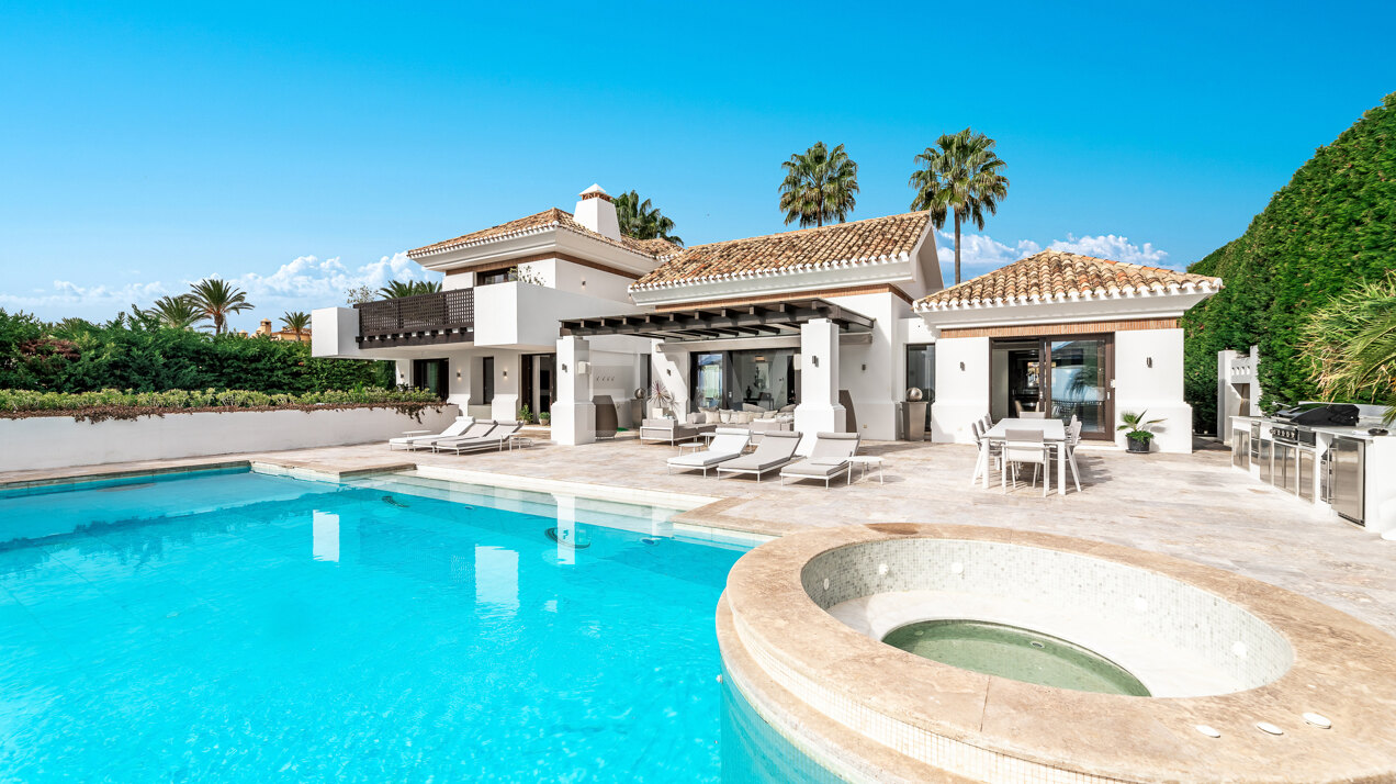 Contemporary Villa with Panoramic Views in Los Flamingos Golf