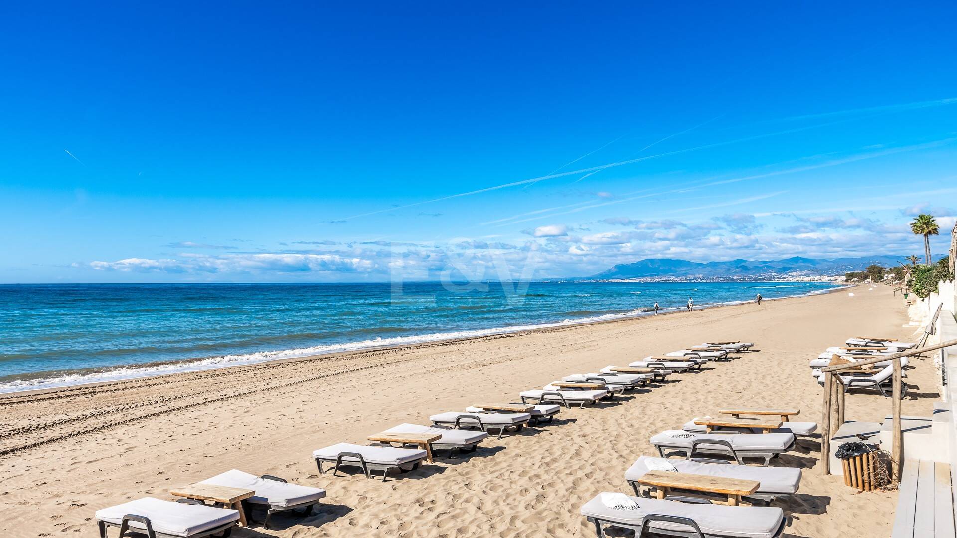 Doppelhaushälfte in Costabella weniger als 100 Meter vom Strand entfernt