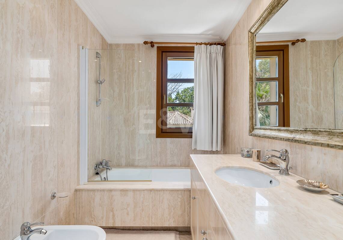 Exclusive mansion in Nueva Andalucia set in prime location