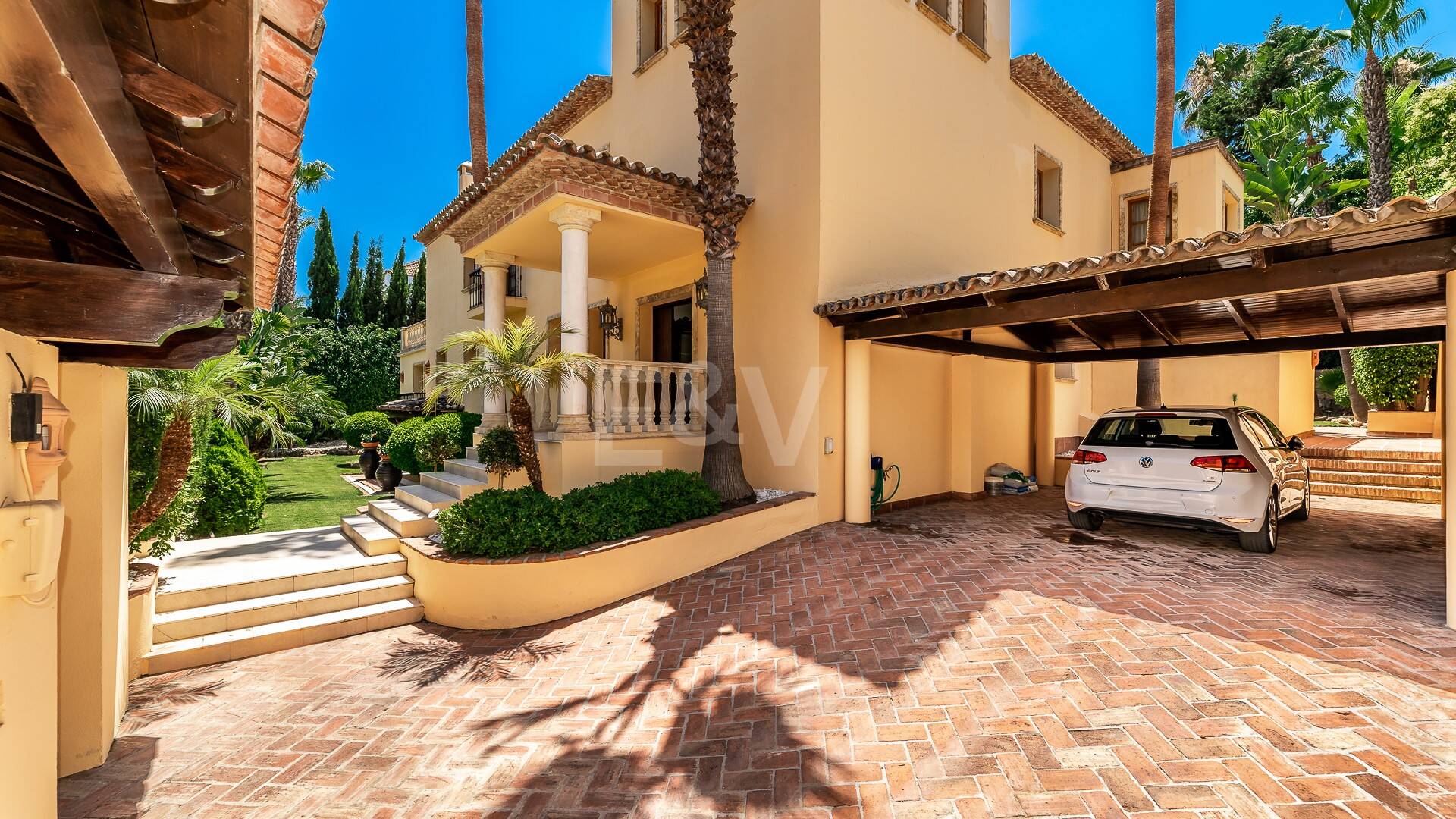 Exclusive mansion in Nueva Andalucia set in prime location