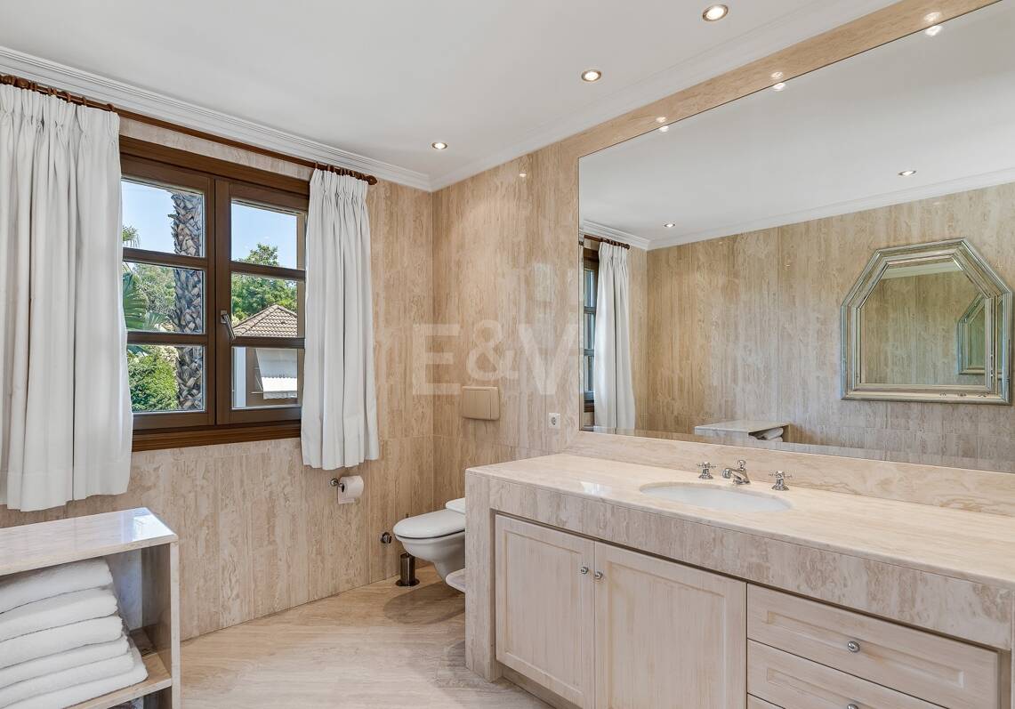 Exclusive mansion in Nueva Andalucia set in prime location