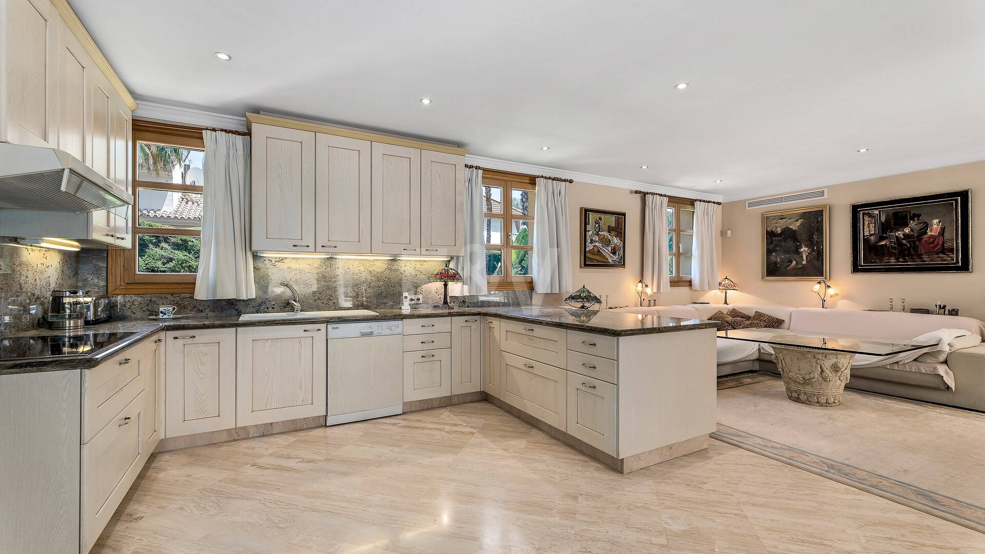 Exclusive mansion in Nueva Andalucia set in prime location