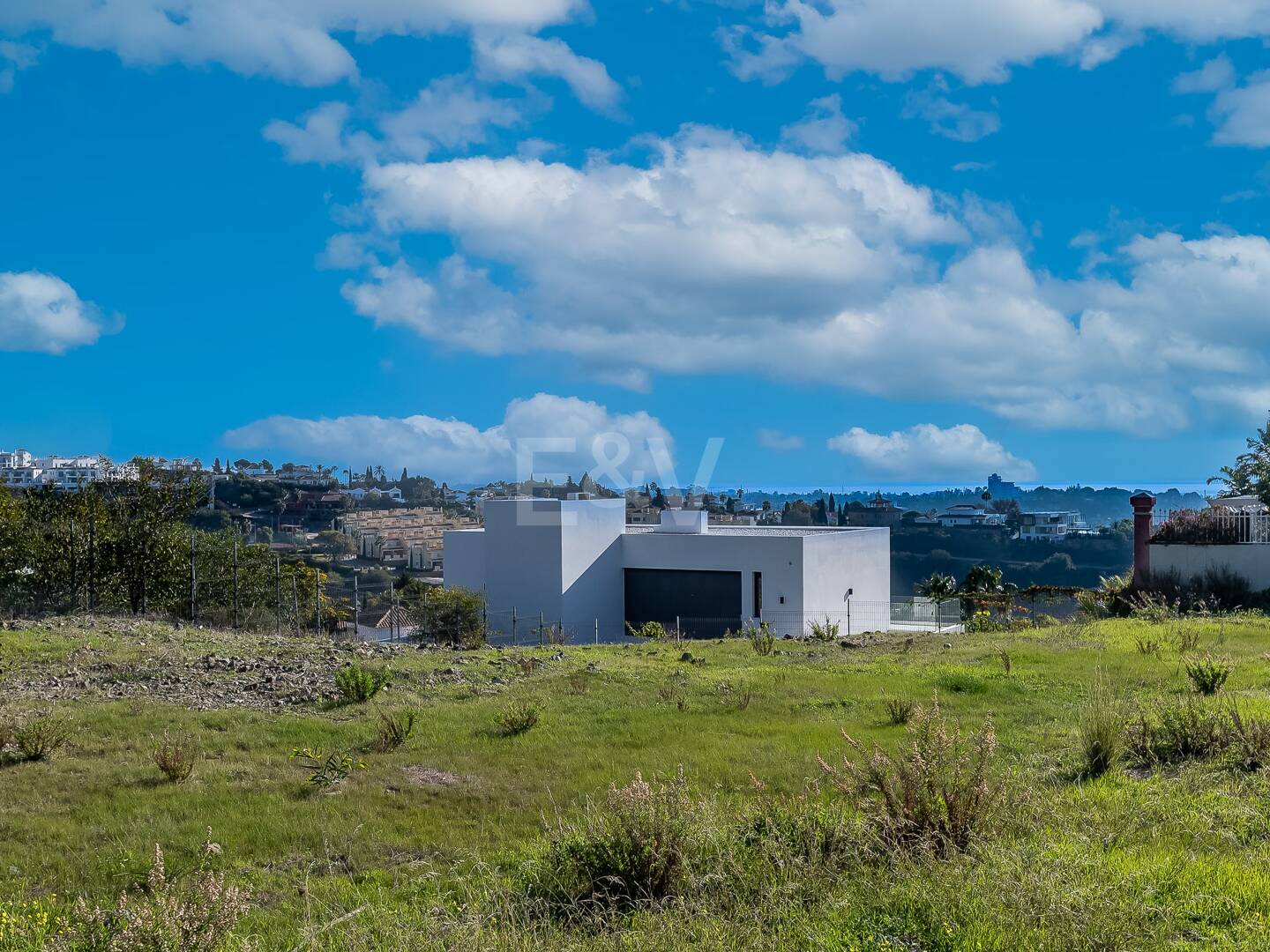 Parcela plana en Los Flamingos Golf con vistas al mar