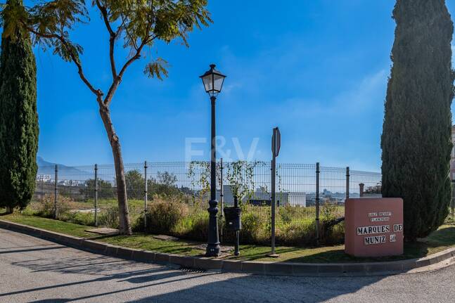 Parcela plana en Los Flamingos Golf con vistas al mar