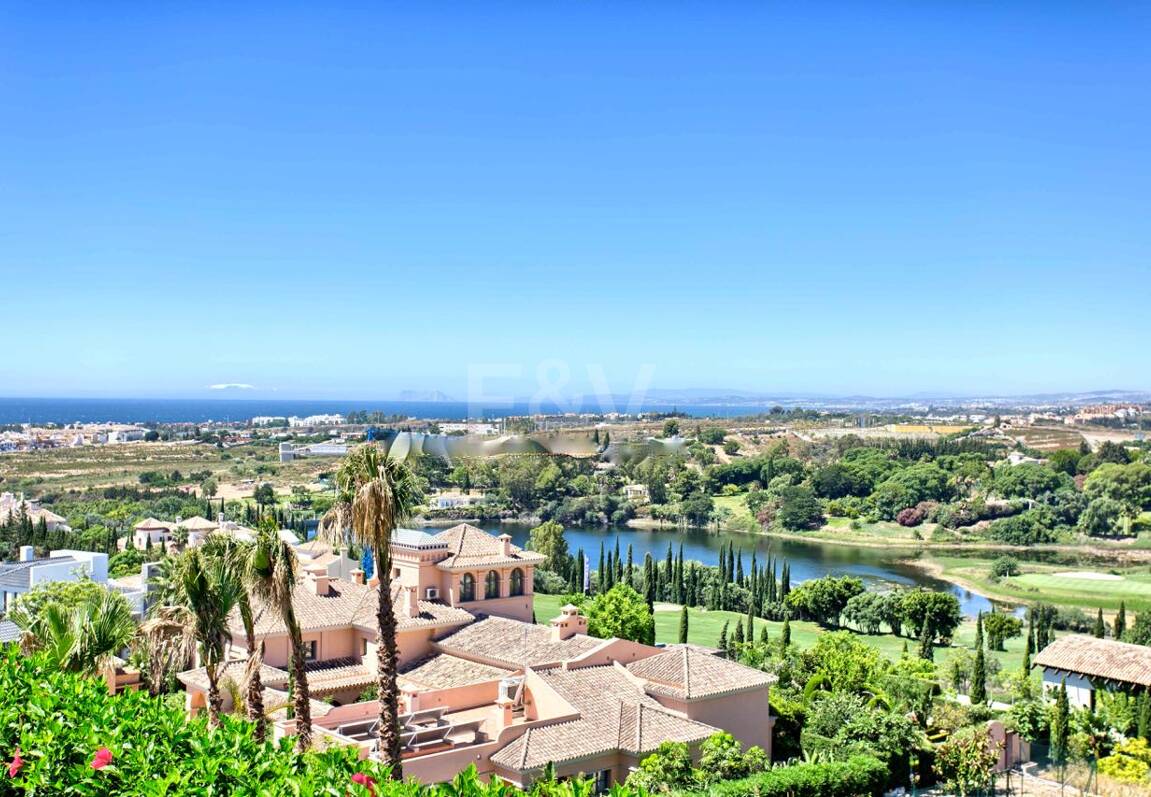 Parcela plana en Los Flamingos Golf con vistas al mar