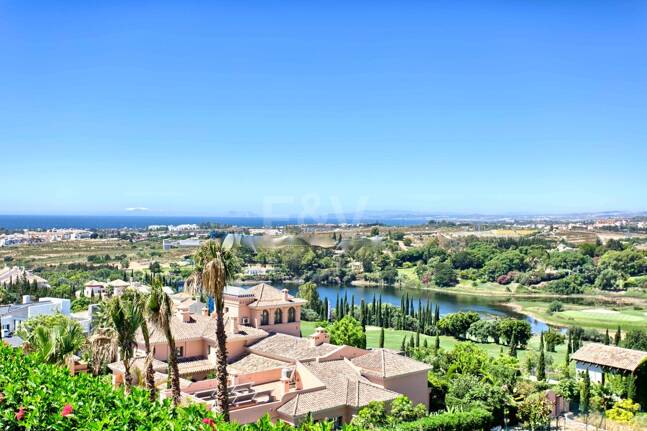 Parcela plana en Los Flamingos Golf con vistas al mar