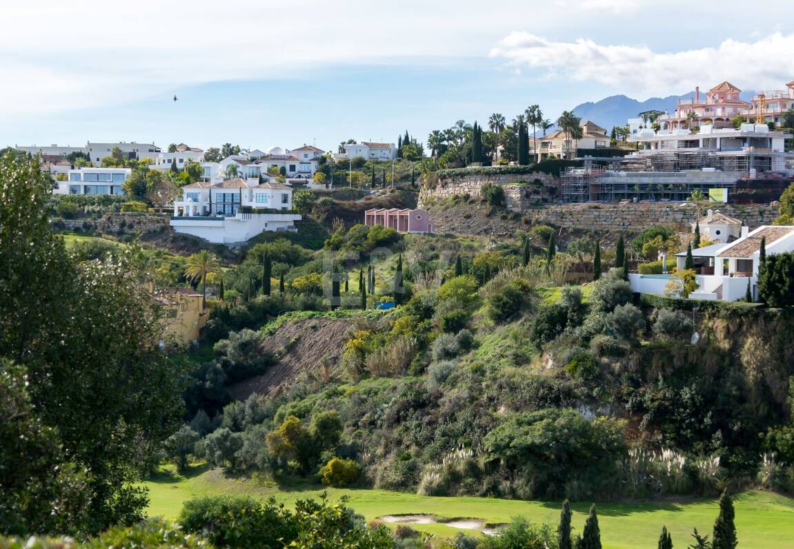 Parcela plana en Los Flamingos Golf con vistas al mar