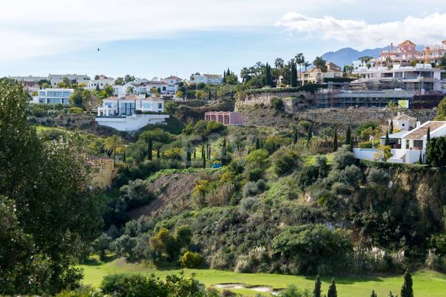 Parcela plana en Los Flamingos Golf con vistas al mar