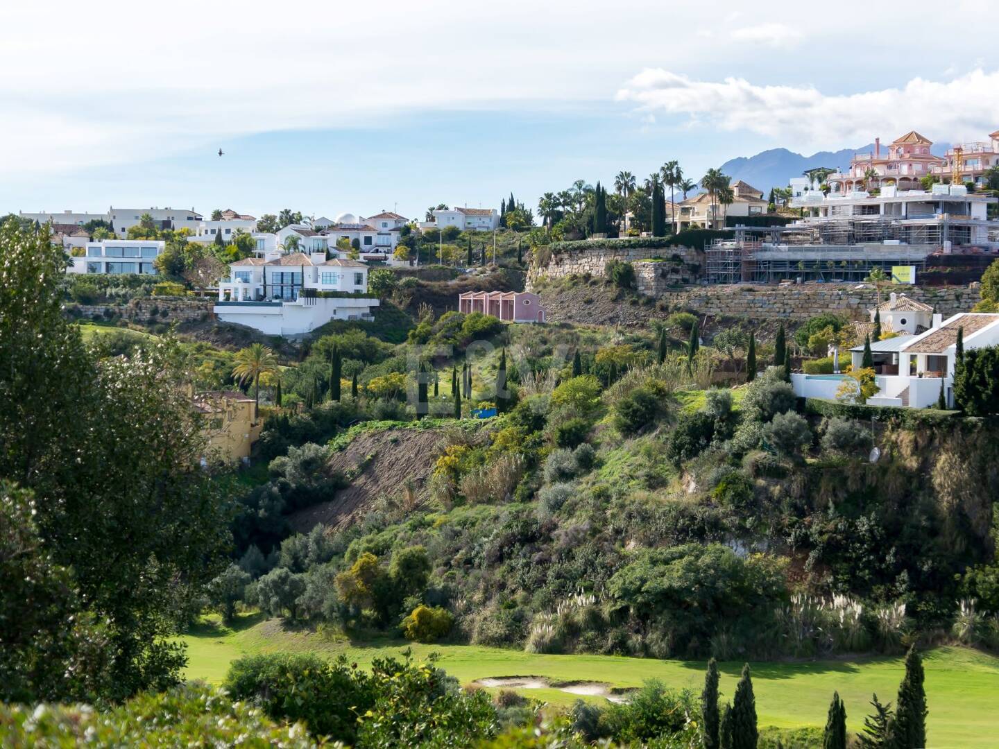 Parcela plana en Los Flamingos Golf con vistas al mar