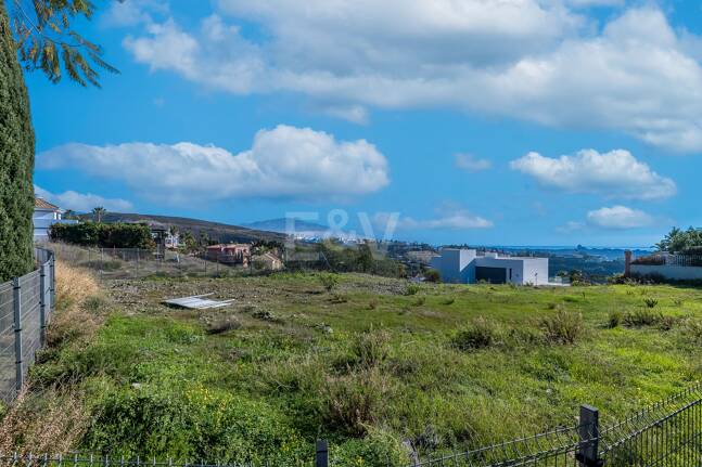 Parcela plana en Los Flamingos Golf con vistas al mar