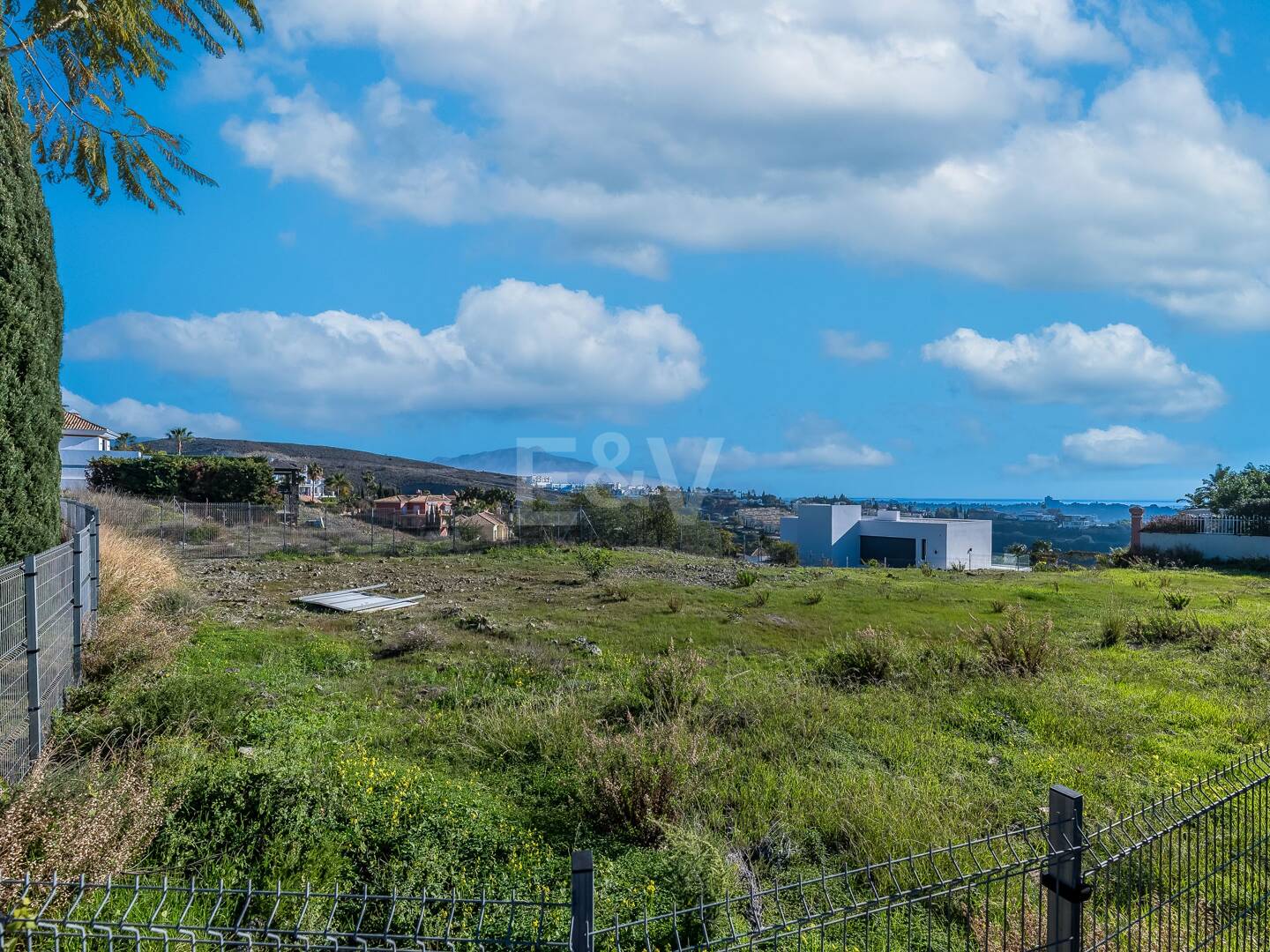 Parcela plana en Los Flamingos Golf con vistas al mar