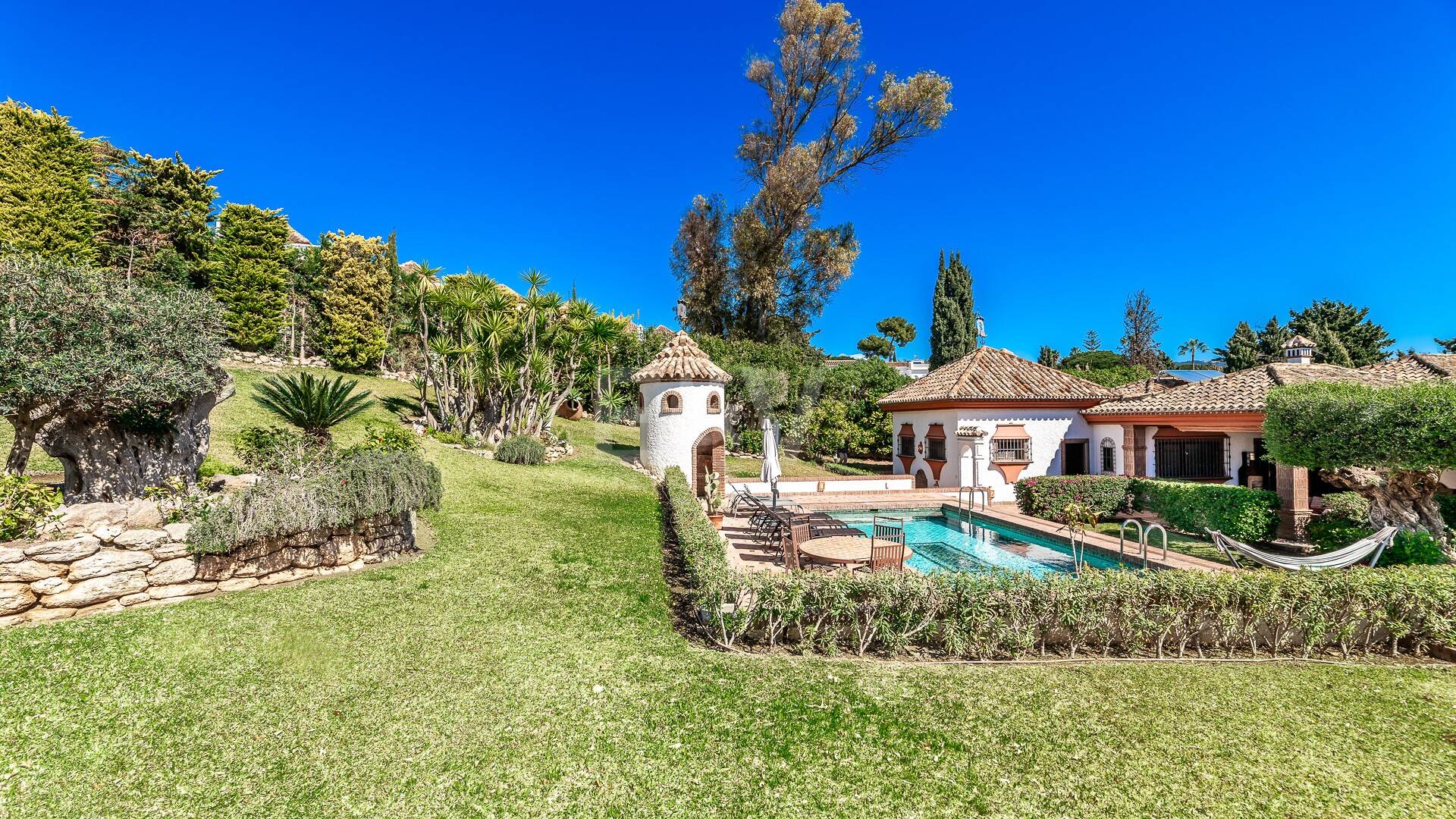 Andalucian mästerverk i Las Chapas Playa nära stranden