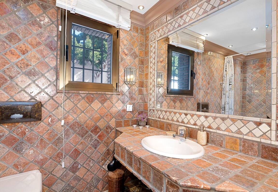 Andalucian mästerverk i Las Chapas Playa nära stranden