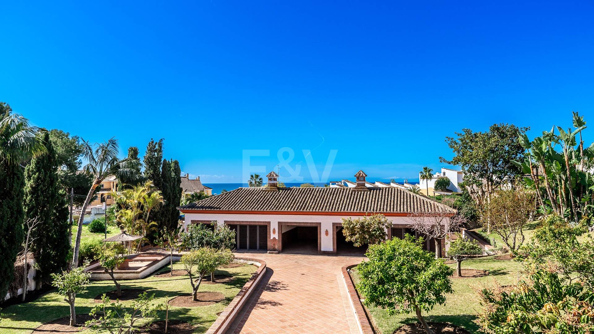 Andalucian mästerverk i Las Chapas Playa nära stranden