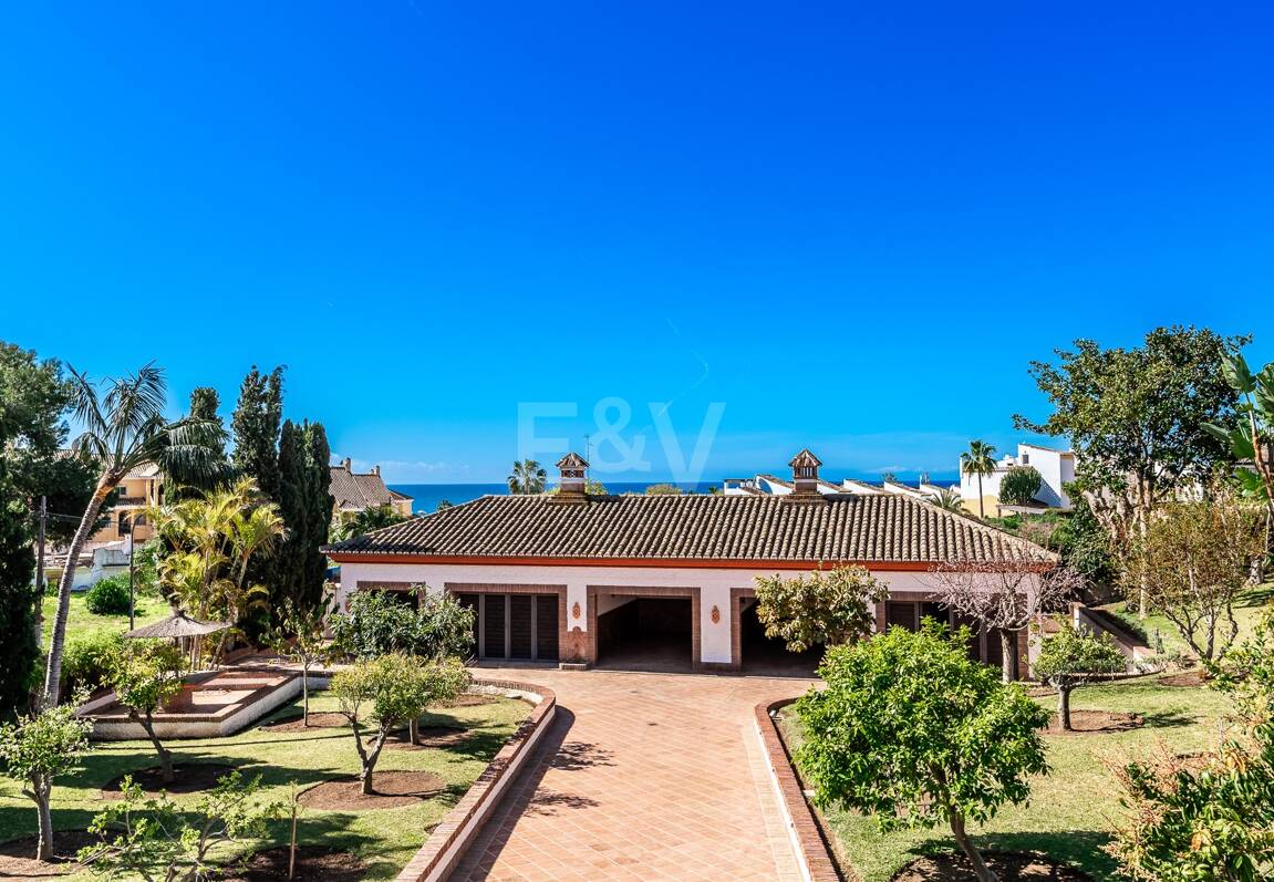 Andalucian mästerverk i Las Chapas Playa nära stranden