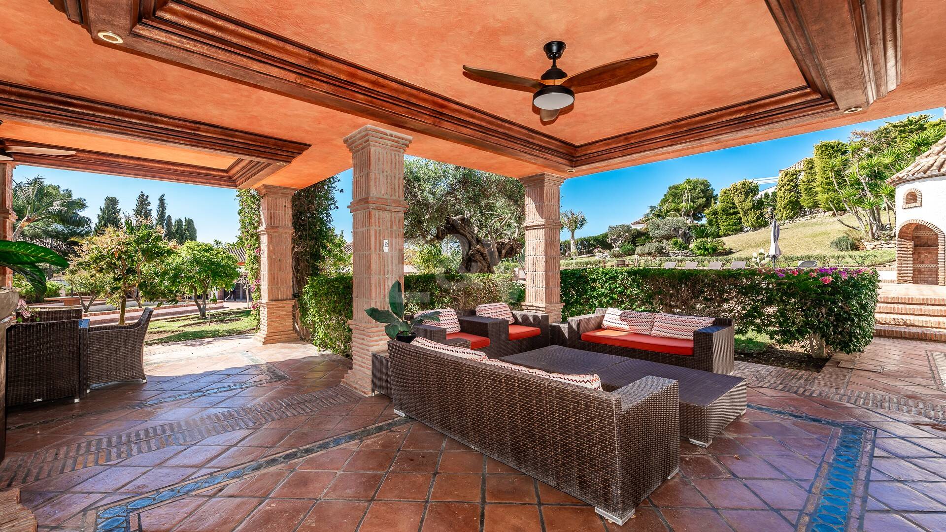 Chef-d'œuvre andalou à Las Chapas Playa près de la plage