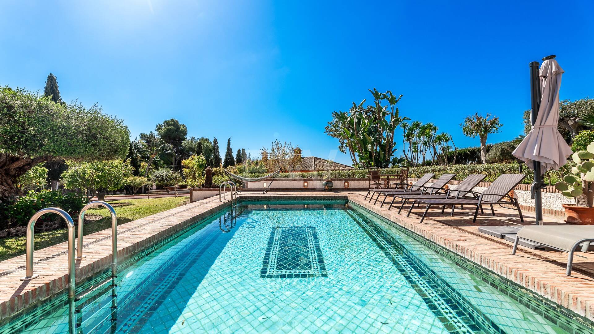 Andalucian mästerverk i Las Chapas Playa nära stranden