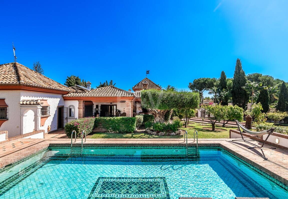 Andalucian mästerverk i Las Chapas Playa nära stranden