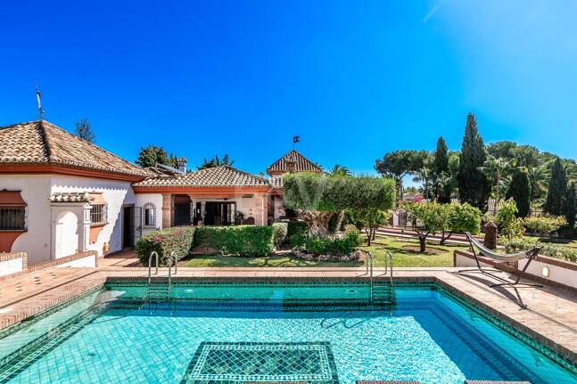 Andalucian mästerverk i Las Chapas Playa nära stranden