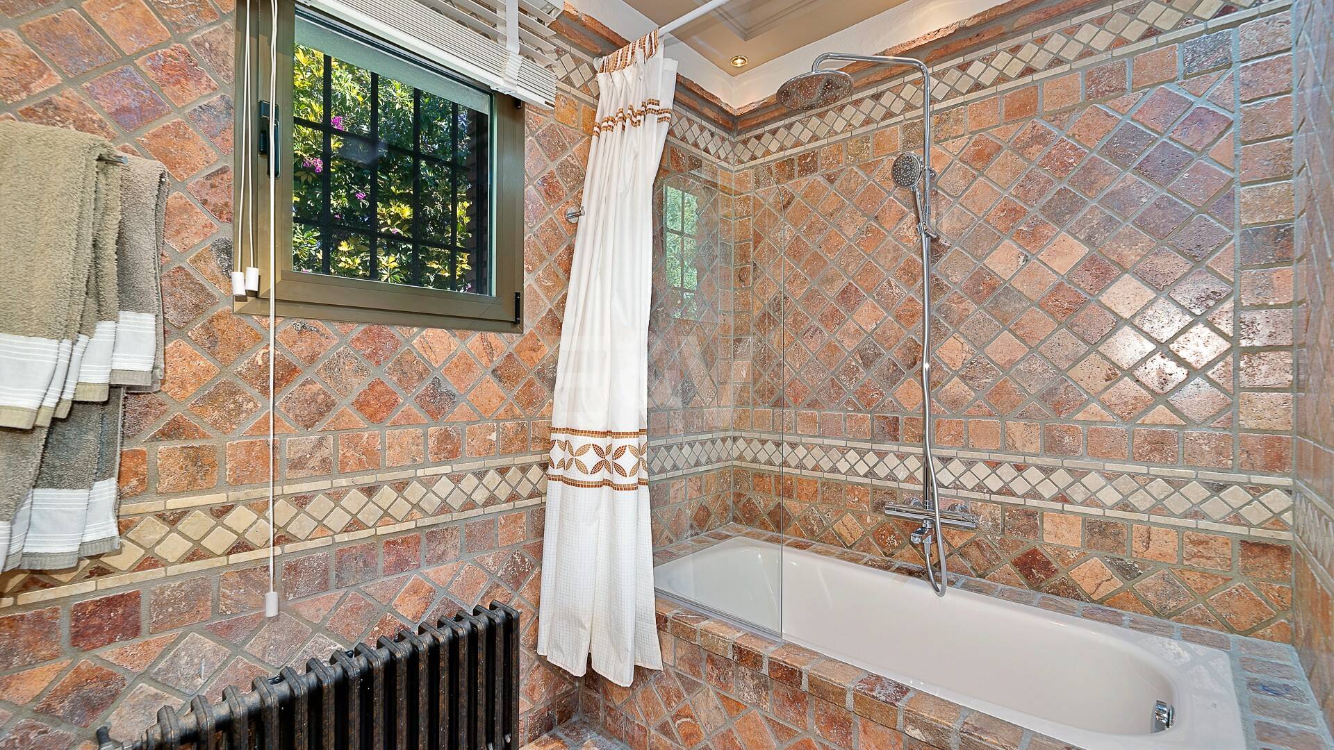 Andalucian mästerverk i Las Chapas Playa nära stranden