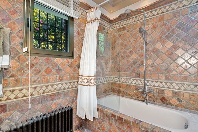 Andalucian mästerverk i Las Chapas Playa nära stranden