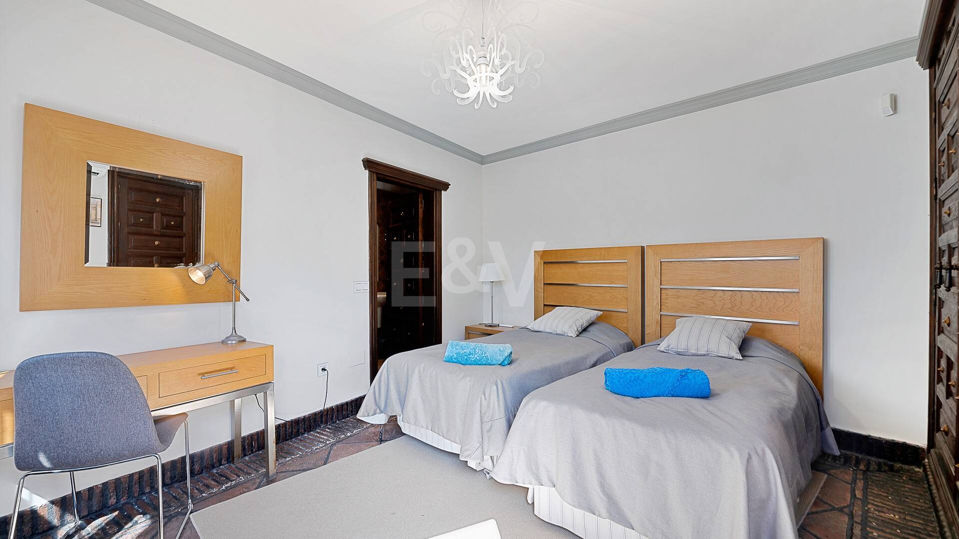 Chef-d'œuvre andalou à Las Chapas Playa près de la plage