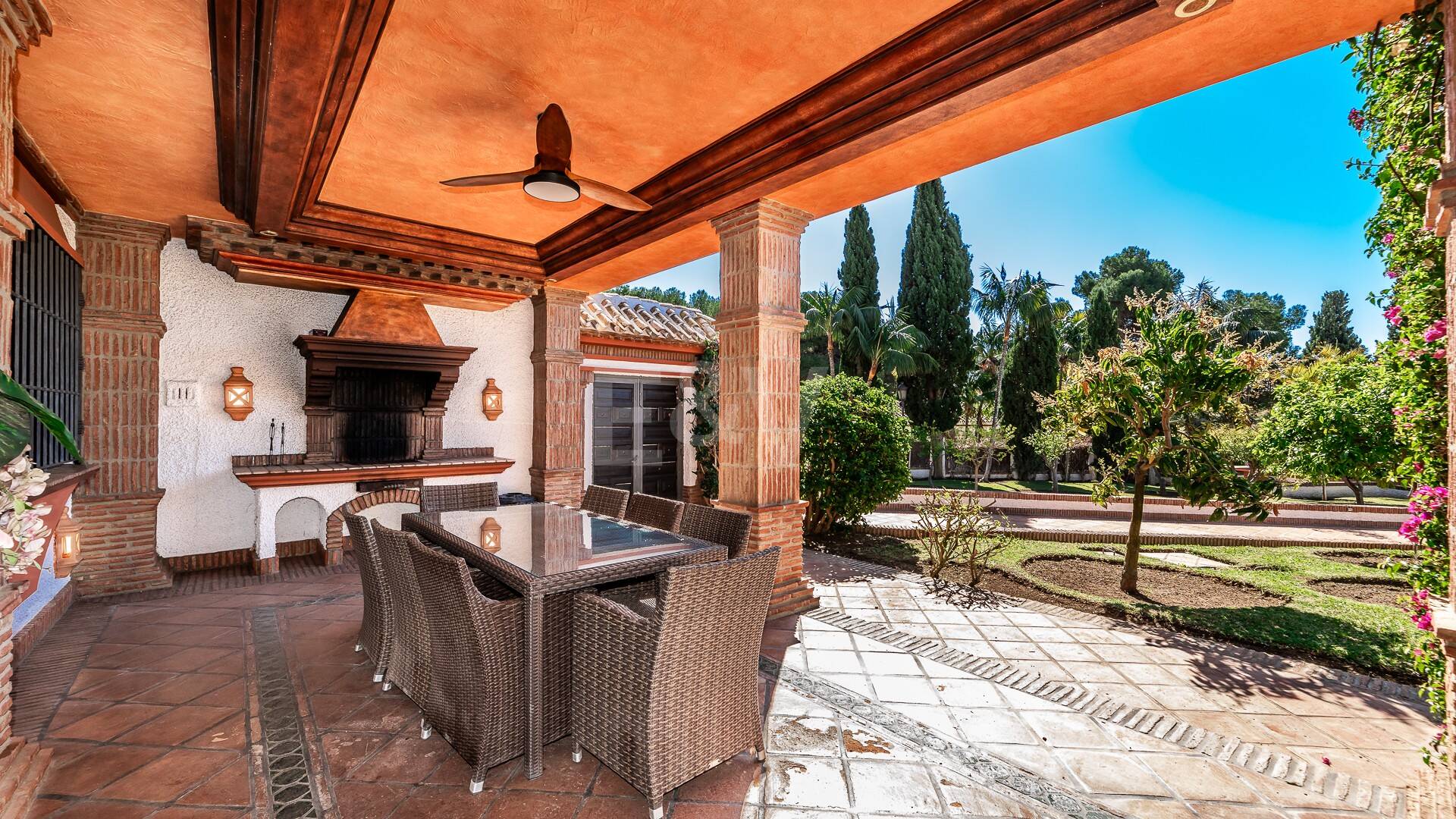 Andalucian mästerverk i Las Chapas Playa nära stranden