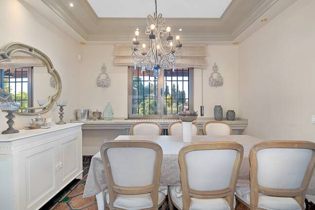 Andalucian mästerverk i Las Chapas Playa nära stranden