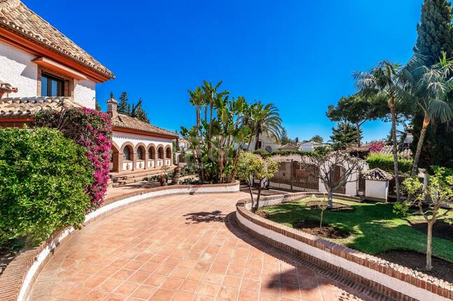 Andalucian mästerverk i Las Chapas Playa nära stranden