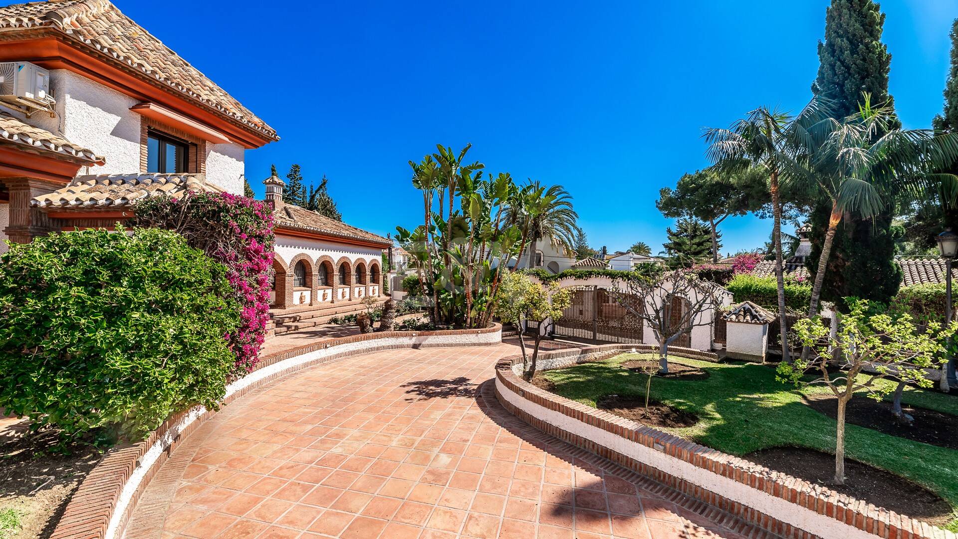 Chef-d'œuvre andalou à Las Chapas Playa près de la plage