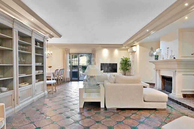 Andalucian mästerverk i Las Chapas Playa nära stranden