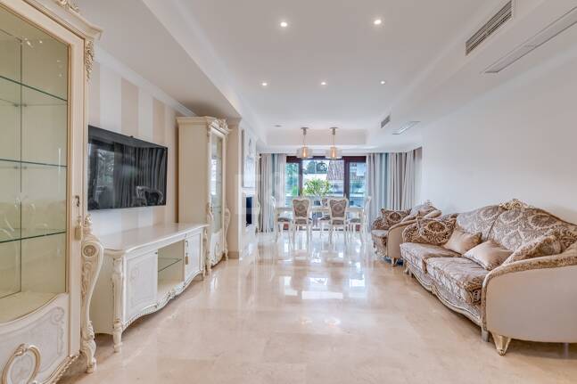 Corner Apartment in the Prestigious Urbanization of Lomas del Rey