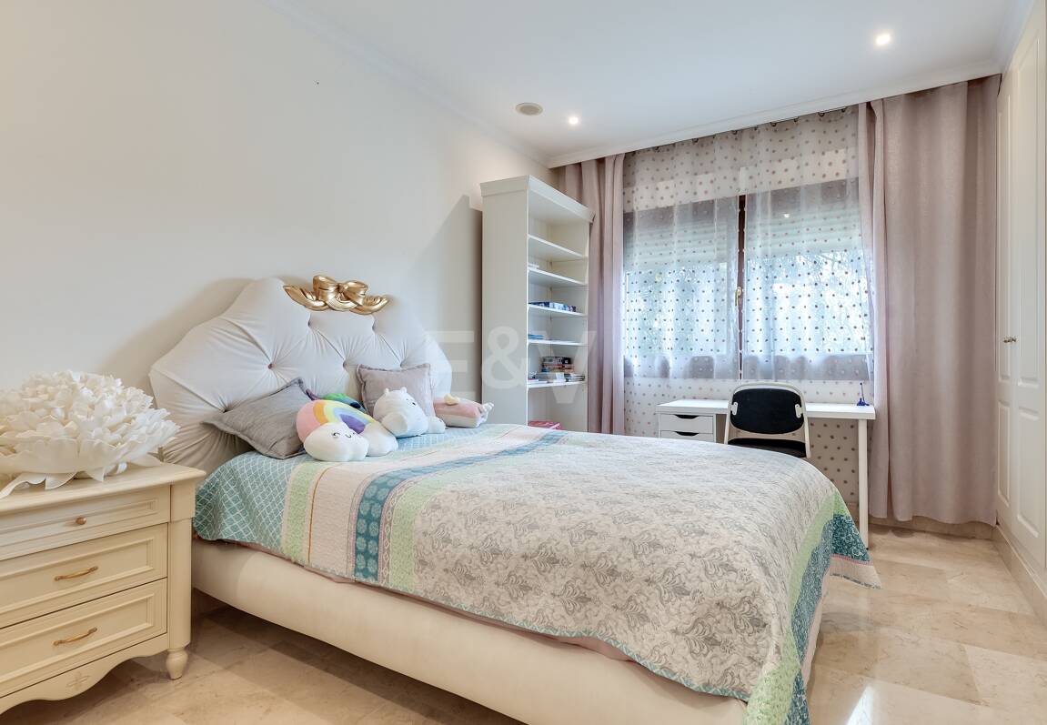 Corner Apartment in the Prestigious Urbanization of Lomas del Rey